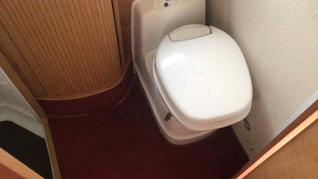 2004 Auto-Trail Apache 700 SE motorhome bathroom